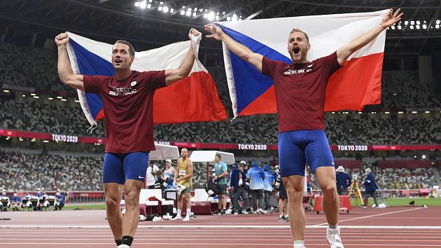 OŠTĚPAŘI Vítězslav Veselý a Jakub Vadlejch takhle slavii své medaile na hrách v Tokiu. Ve středu přijedou do Ústí nad Orlicí. 