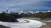 Pohled na východní stěnu Matterhornu od Monte Rosa Hütte a ledovec Gorner a Grenz.