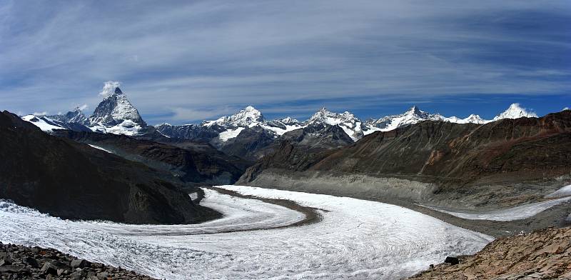 Pohled na východní stěnu Matterhornu od Monte Rosa Hütte a ledovec Gorner a Grenz.