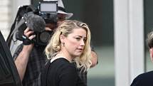 Americká herečka Amber Heard před soudem těsně před vyhlášením verdiktu, 1. června 2022.