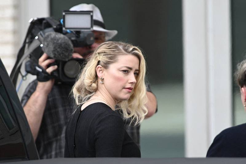 Americká herečka Amber Heard před soudem těsně před vyhlášením verdiktu, 1. června 2022.