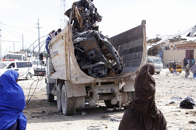 Vrak auta, které bylo použito při bombovém útoku v somálském Mogadišu
