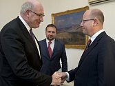 Premiér Bohuslav Sobotka přijal 9. září v Praze evropského komisaře pro zemědělství a rozvoj venkova Phila Hogana (vlevo).