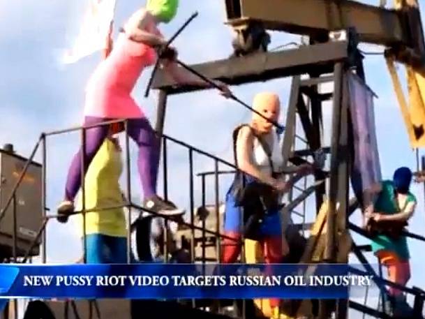 Pussy Riot natočily další video útočící na Putinův režim. Jmenuje se "Jako v rudém vězení".