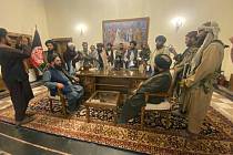 Bojovníci Tálibánu v prezidentském paláci v Kábulu