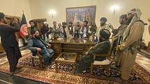 Bojovníci Tálibánu v prezidentském paláci v Kábulu