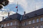 Performeři ze skupiny Ztohoven vyvěsili na Pražském hradě obří červené trenky, a to na místě, kde se běžně nachází vlajka prezidenta republiky. 