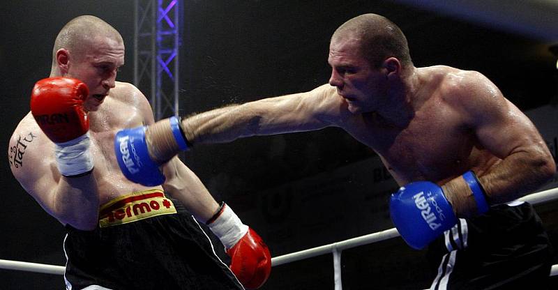 Boxer Lukáš Konečný (vlevo) v duelu s Attilou Kissem.