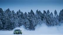 Automobilka Škoda pokořila s plně elektrickým vozem SUV Enyaq RS rekord v nejdelším souvislém driftu na ledě.