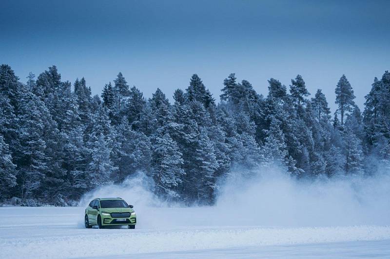 Automobilka Škoda pokořila s plně elektrickým vozem SUV Enyaq RS rekord v nejdelším souvislém driftu na ledě.