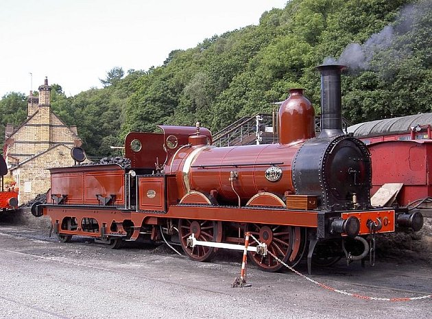 Lokomotiva značky Sharp Stewart společnosti Furness Railway ze 60. let 19. století. Podobné stroje projížděly i vesnicí Lindal-in-Furness a lokomotiva stejné značky (ovšem jiný typ) se nyní nachází pohřbena pod lindalskou tratí.