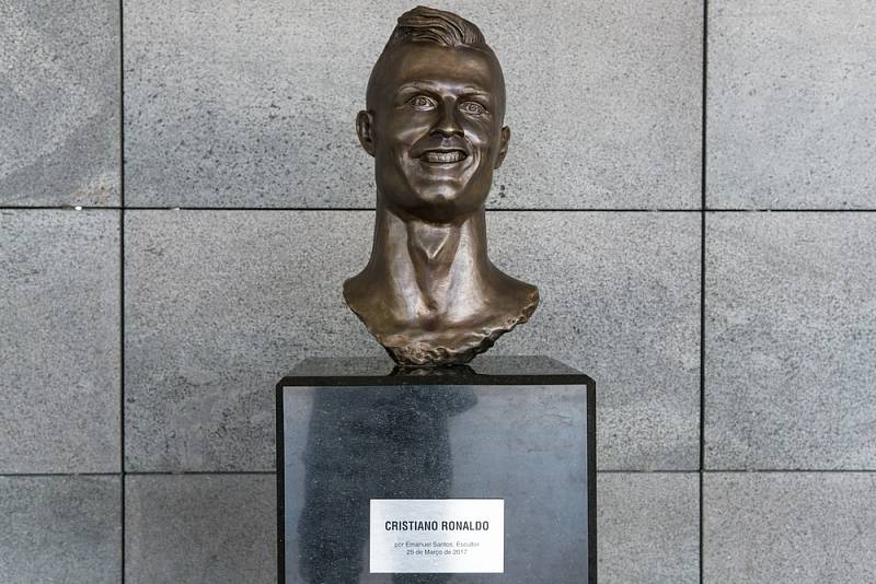 Busta Cristiana Ronalda na letišti na portugalském ostrově Madeira