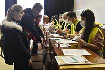 Dobrovolníci (vpravo) pomáhající společně s překladateli s vyplněním vstupních formulářů v Krajském asistenčním centru pomoci Ukrajině v Jihlavě na snímku pořízeném 15. března 2022.