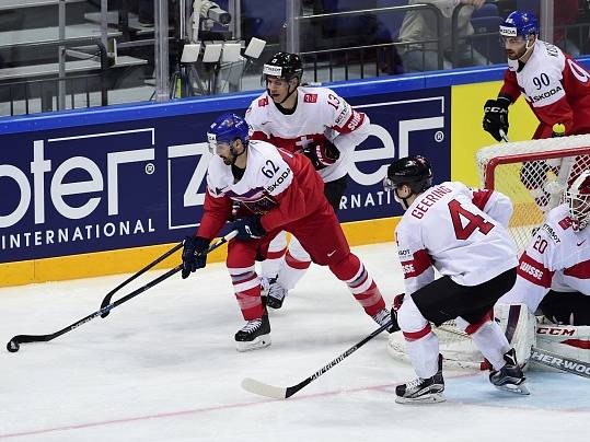 Michal Řepík (vlevo) a Robert Kousal u švýcarské branky.