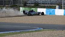 Lewis Hamilton měl hned při prvním testování v Jerezu nehodu, narazil do bariéry.