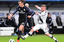 Gareth Bale z Realu Madrid (vlevo) proti Legii Varšava.