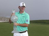 Golfista Brandt Snedeker s trofejí pro vítěze turnaje v Pebble Beach.