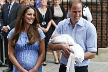 Kate s Williamem a malým princem před nemocnicí.