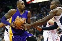 Kobe Bryant z LA Lakers se snaží prosadit proti Atlantě.