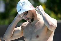 Michael Phelps se chystá na závod 100 metrů motýlek.