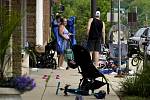 Lidé kontrolují své věci po střelbě v průvodu v Highland Parku na předměstí Chicaga 4. července 2022