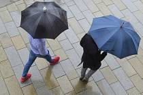 Lidé ukrytí pod deštníky. Ilustrační foto.