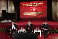 Zleva prezident Miloš Zeman, čínský velvyslanec v ČR Čang Ťien-min a předseda Senátu Jaroslav Kubera