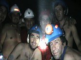 Obří exkavátor začal v neděli 19. září 2010 hloubit třetí tunel k 33 chilským horníkům, kteří jsou od začátku srpna uvězněni 700 metrů pod zemí. Zahájení této operace byl přítomen i chilský prezident Sebastián Piňera.