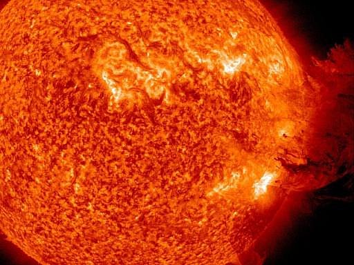 Vesmírná observatoř NASA zjistila neobvyklou sluneční erupci, která by mohla narušit činnost satelitů a pozemní komunikace i elektrické sítě. 