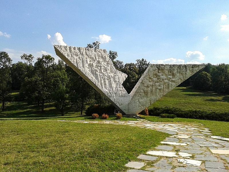 Památník masakru v Kragujevaci, skulptura zvaná Přerušený let