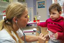 I děti mohou mít těžší průběh chřipky. Pediatři proto doporučují očkování. Ilustrační snímek