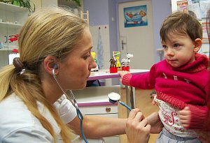 I děti mohou mít těžší průběh chřipky. Pediatři proto doporučují očkování. Ilustrační snímek