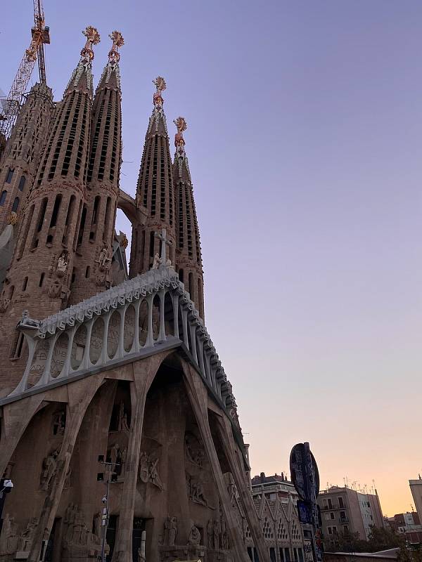 4. Chrám Sagrada Família v Barceloně je dílem Antonia Gaudího.