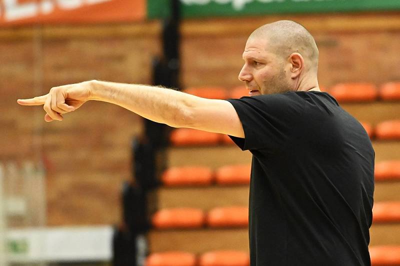 Trenér Oren Amiel (ČEZ Basketbal Nymburk).