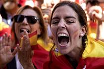 Manifestace za jednotné Španělsko. Lidé mávají španělskými i katalánskými vlajkami.
