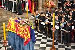 Členové britské královské rodiny během smutečního obřadu ve Westminsterském opatství. V popředí rakev s pozůstatky britské královny Alžběty II.