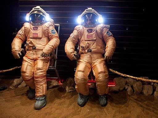 Zkouška skafandrů před odletem. Šestice dobrovolníků v Rusku vydá na skoro půldruhého roku dlouhý simulovaný let na Mars. 