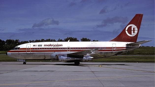 Boeing 737-200 malajské letecké společnosti registrovaný jako 9M-MBH, podobný letadlu, jež se stalo obětí incidentu
