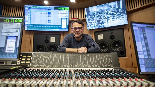 Zvukový mistr Michal Pekárek ve svém domovském studiu v Praze ve Smečkách.