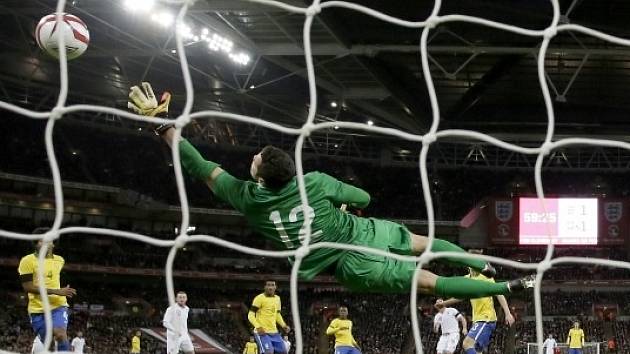 Brazilský gólman Julio Cesar kapituluje po bombě Angličana Lamparda.
