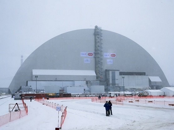 Nová kovová kopule dnes v odstavené jaderné elektrárně v ukrajinském Černobylu zakryla havarovaný čtvrtý reaktor. 