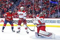 Petr Mrázek v dresu zámořského týmu Carolina Hurricanes