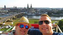 Registrovaný manželský pár Robert Zauer (40 let) a Tomáš Kavalec (38 let) z Teplic, selfíčka z cestování po světě. V Drážďanech.