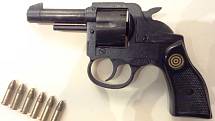 Atentátníkova zbraň, revolver Röhm RG-14, je nyní vystavována jako exponát v Reaganově prezidentské knihovně