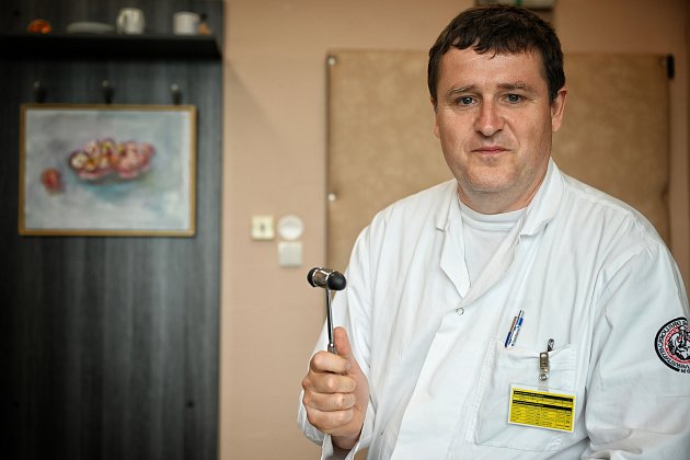 Neurologické kladívko, které drží profesor Hort, se stále používá při vyšetření pacientových reflexů.