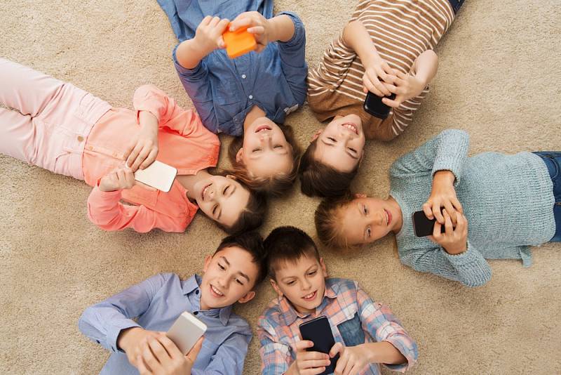 Závislost na mobilu. Děti s ním tráví hodiny denně