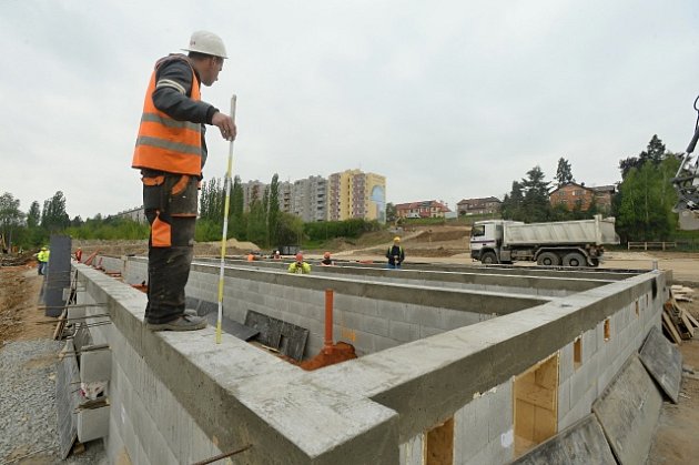 Všichni chtějí stavět přes léto, města jen s potížemi shánějí firmy