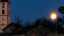 Ranní superúplněk nad Veselím nad Lužnicí vyfotil Roman Růžička.