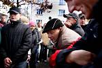 Lidé čekající před českým konzulátem ve Lvově na Ukrajině
