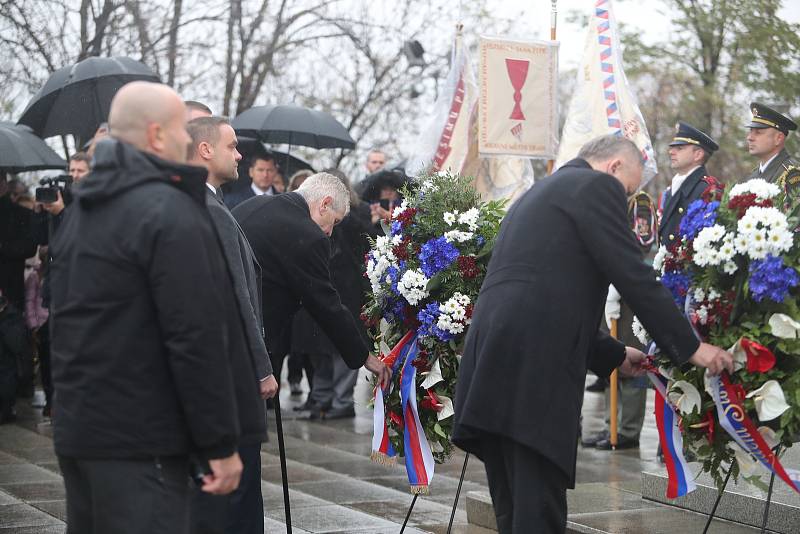 Pietní akt ke 100 letům republiky u Národního památníku na Vítkově v Praze. Český prezident Miloš Zeman a jeho slovenský protějšek Andrej Kiska.